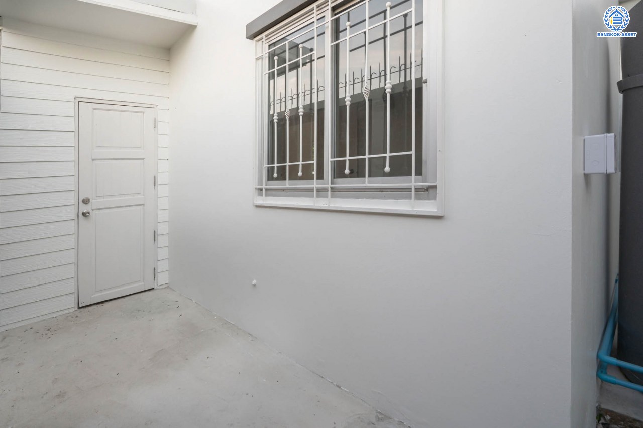 บ้านมือสองตกแต่งใหม่ โครงการ ศุภาลัยวิลล์ วงแหวน-รัตนาธิเบศร์ เนื้อที่กว้างขวางถึง 57 ตร.ว. ฟังก์ชัน 3 ห้องนอน 2 ห้องน้ำ 1 ห้องอเนกประสงค์ 2 ที่จอดรถ ตอบโจทย์ทุกการเข้าอยู่ บนทำเลเดินทางสะดวก เชื่อมต่อถนนหลายเส้นทาง เพียง 15 นาทีก็ถึงรถไฟฟ้าสายสีม่วง "สถานีคลองบางไผ่" ใกล้ทางด่วน "กาญจนาภิเษก"